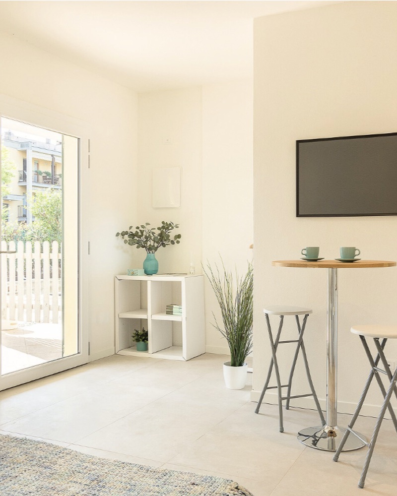 Zona giorno ristrutturata da Serenovation, consegnata